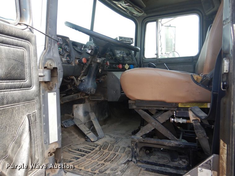 image for item DG8695 1995 Mack RD688S  drilling rig truck