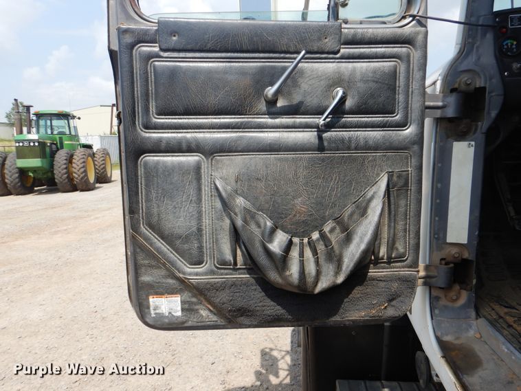 image for item DG8695 1995 Mack RD688S  drilling rig truck