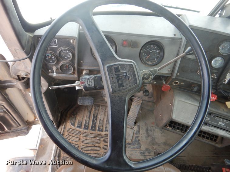 image for item DG8695 1995 Mack RD688S  drilling rig truck