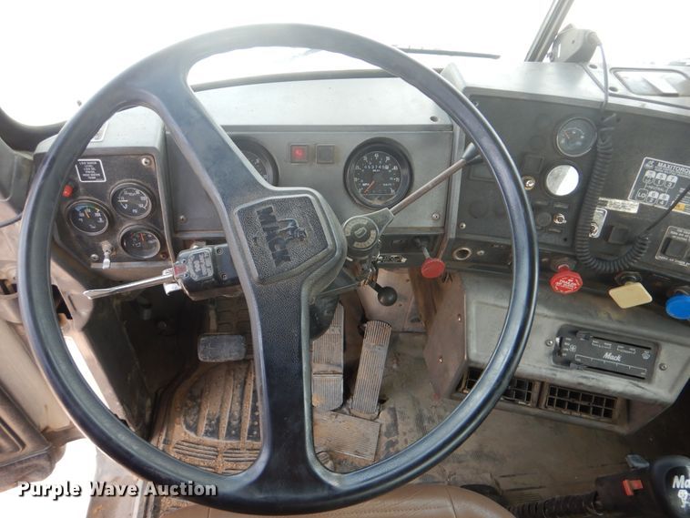 image for item DG8695 1995 Mack RD688S  drilling rig truck