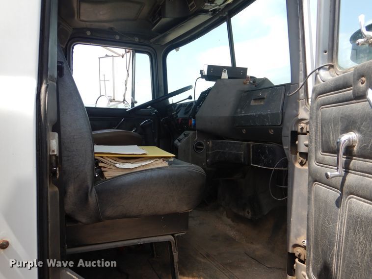 image for item DG8695 1995 Mack RD688S  drilling rig truck