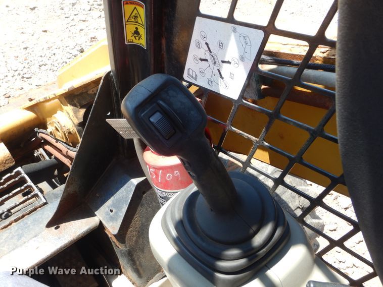 image for item DH3747 2013 Caterpillar 272D  skid steer loader