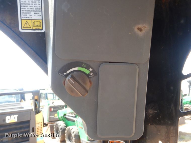 image for item DH3747 2013 Caterpillar 272D  skid steer loader