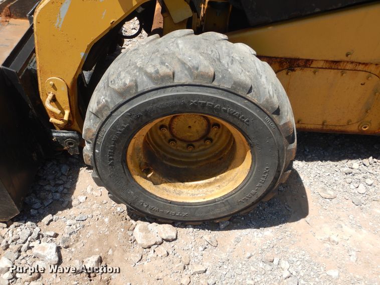 image for item DH3747 2013 Caterpillar 272D  skid steer loader