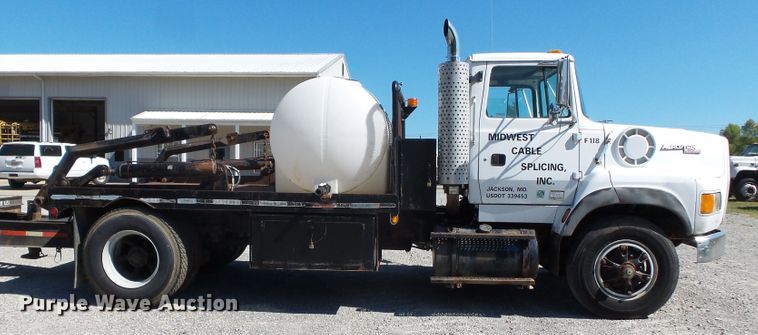 image for item DH3841 1992 Ford L9000  flatbed truck