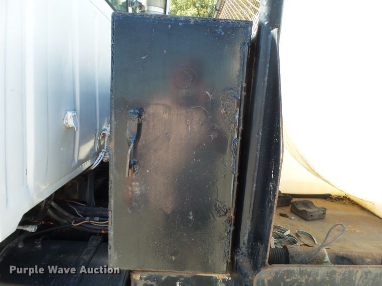 image for item DH3841 1992 Ford L9000  flatbed truck