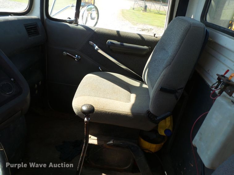 image for item DH3841 1992 Ford L9000  flatbed truck