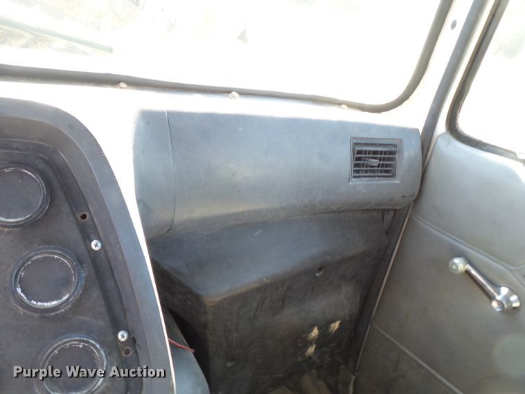 image for item DH3841 1992 Ford L9000  flatbed truck