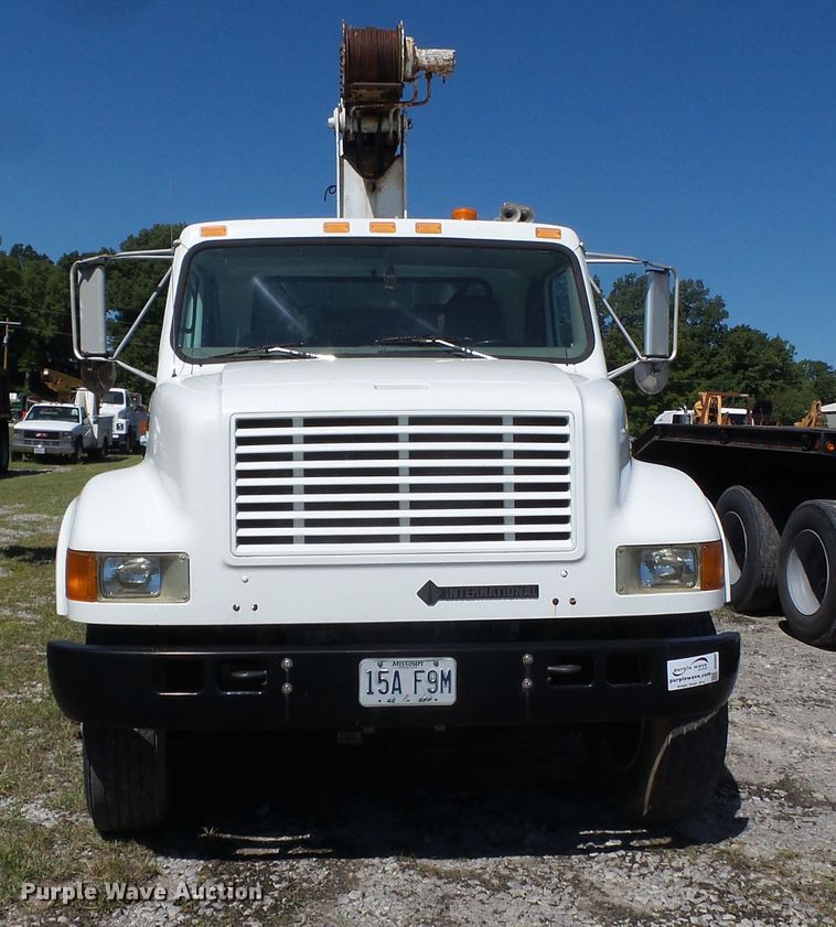 image for item DH3843 1999 International 4900  crane truck