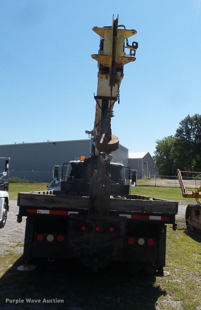 image for item DH3843 1999 International 4900  crane truck