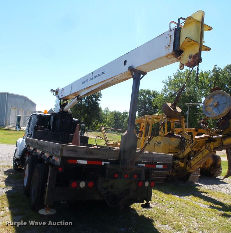 image for item DH3843 1999 International 4900  crane truck