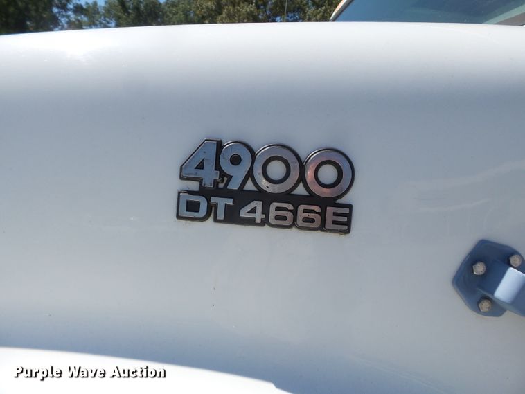 image for item DH3843 1999 International 4900  crane truck