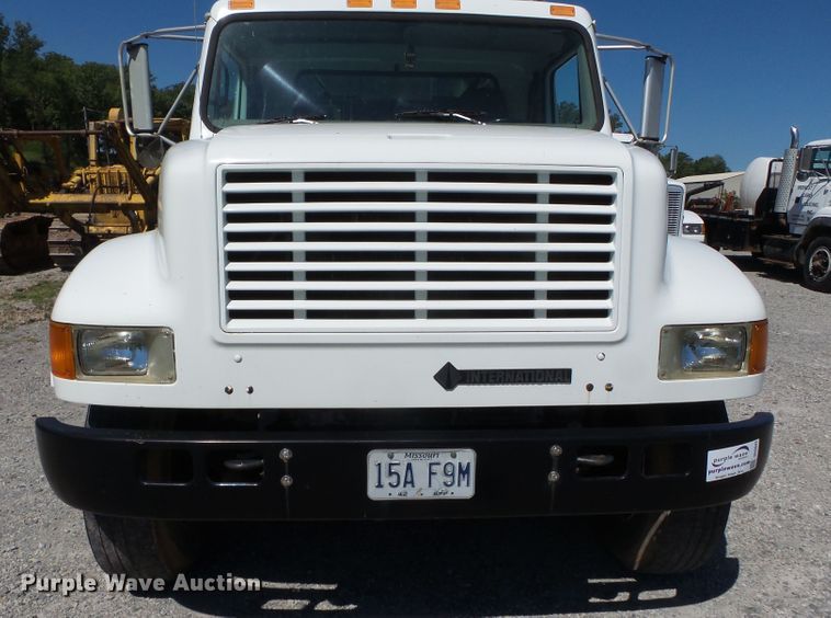 image for item DH3843 1999 International 4900  crane truck