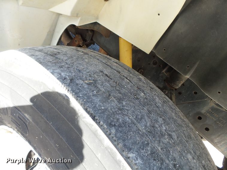 image for item DH3843 1999 International 4900  crane truck