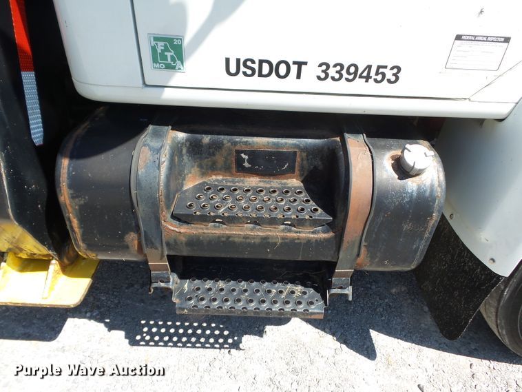 image for item DH3843 1999 International 4900  crane truck