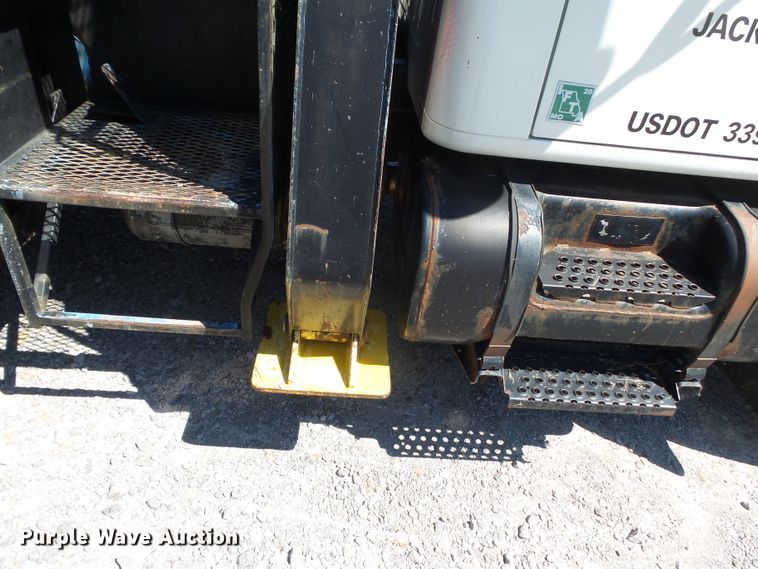 image for item DH3843 1999 International 4900  crane truck