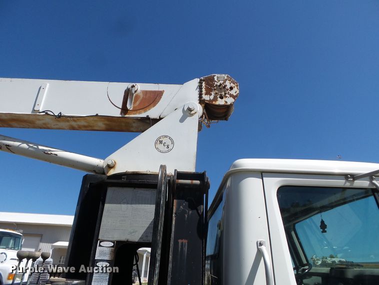 image for item DH3843 1999 International 4900  crane truck