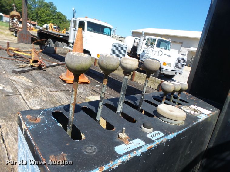 image for item DH3843 1999 International 4900  crane truck