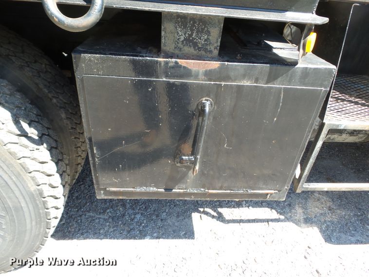 image for item DH3843 1999 International 4900  crane truck