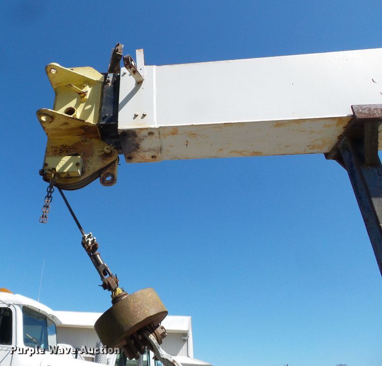 image for item DH3843 1999 International 4900  crane truck