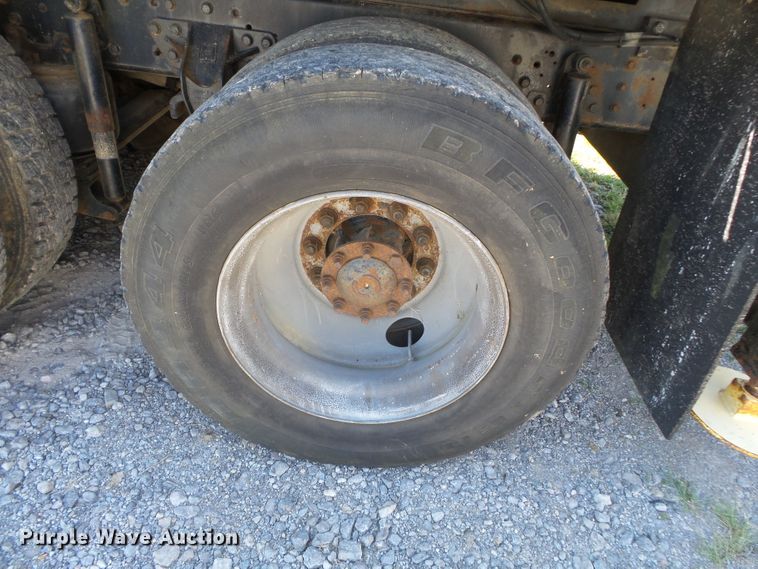 image for item DH3843 1999 International 4900  crane truck