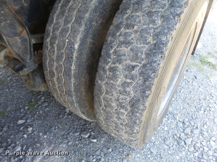 image for item DH3843 1999 International 4900  crane truck