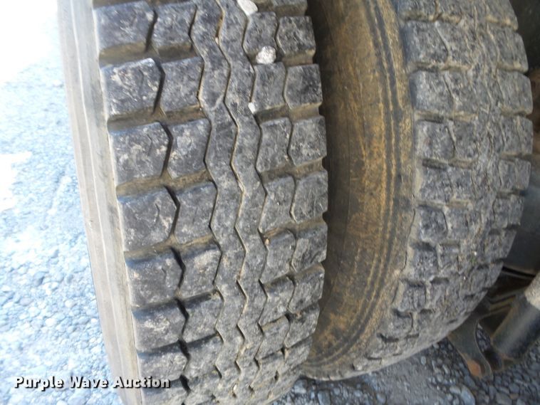 image for item DH3843 1999 International 4900  crane truck