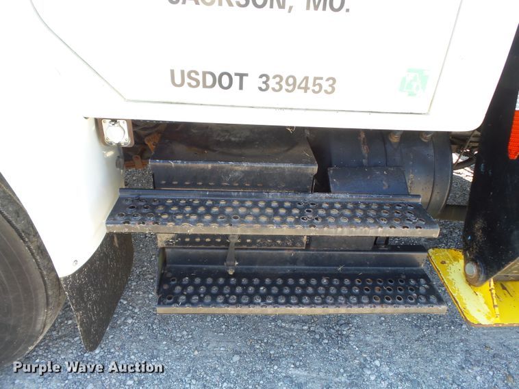 image for item DH3843 1999 International 4900  crane truck