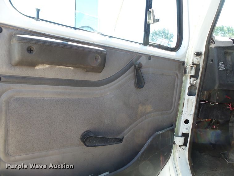 image for item DH3843 1999 International 4900  crane truck