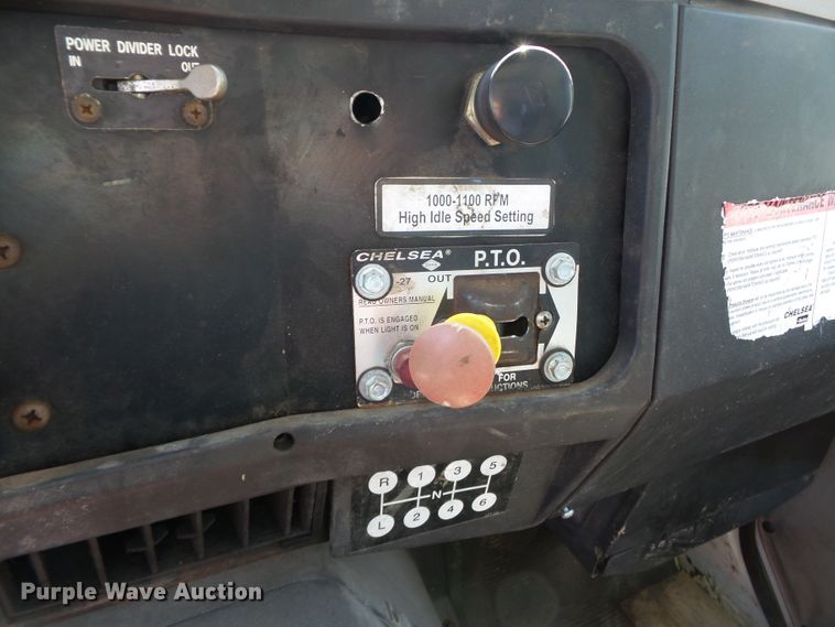 image for item DH3843 1999 International 4900  crane truck