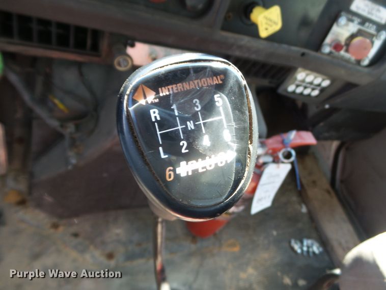 image for item DH3843 1999 International 4900  crane truck