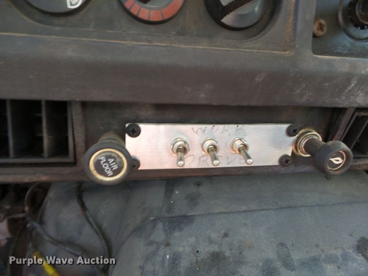 image for item DH3843 1999 International 4900  crane truck