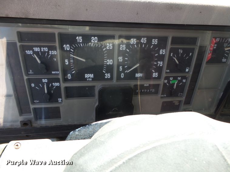 image for item DH3843 1999 International 4900  crane truck