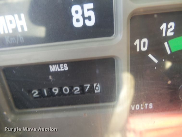 image for item DH3843 1999 International 4900  crane truck