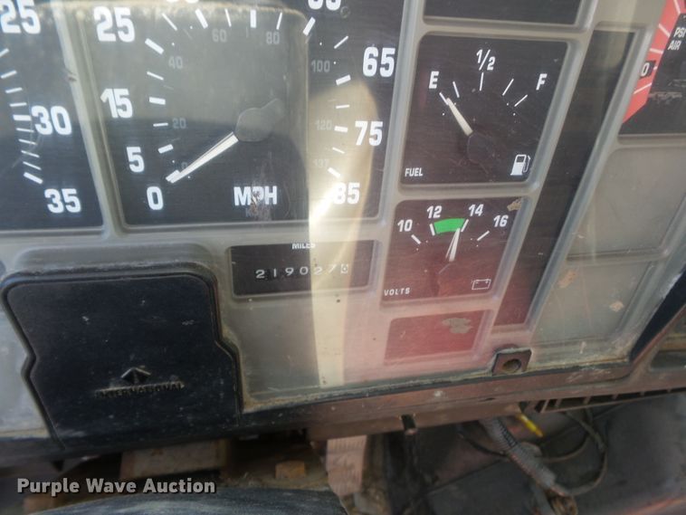 image for item DH3843 1999 International 4900  crane truck