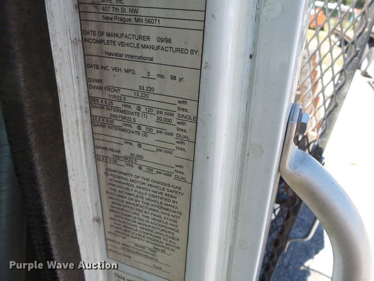 image for item DH3843 1999 International 4900  crane truck