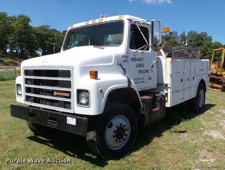 image for item DH3845 1988 International S2300  utility truck