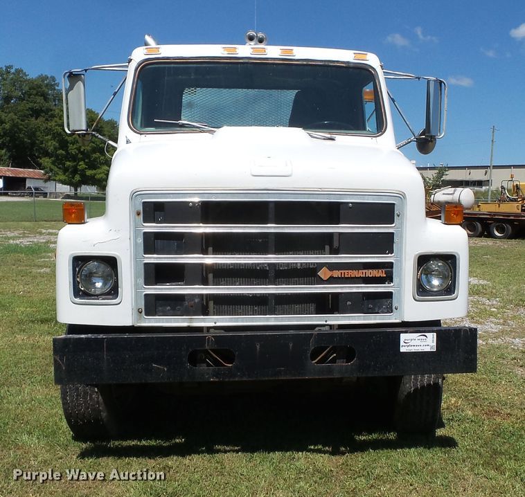 image for item DH3845 1988 International S2300  utility truck