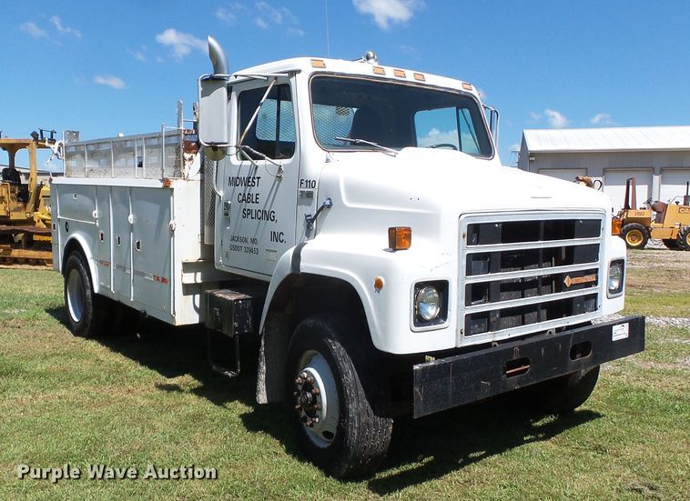 image for item DH3845 1988 International S2300  utility truck