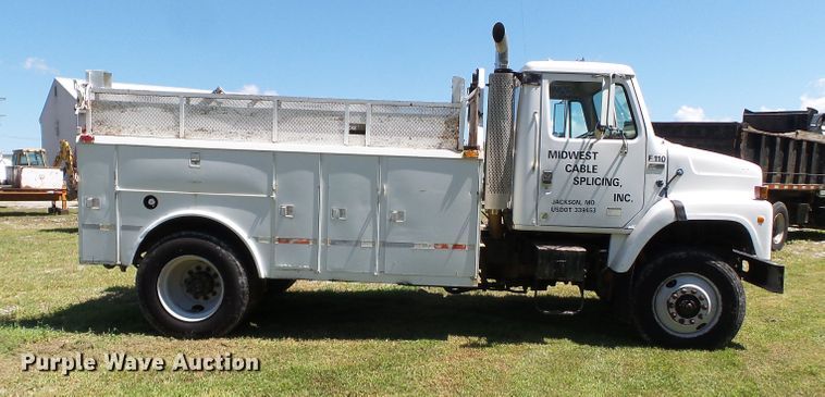 image for item DH3845 1988 International S2300  utility truck