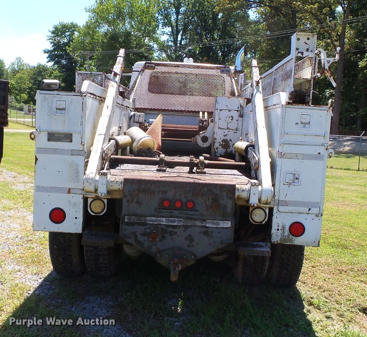 image for item DH3845 1988 International S2300  utility truck