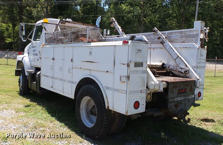 image for item DH3845 1988 International S2300  utility truck