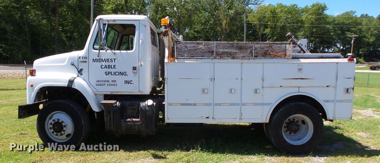 image for item DH3845 1988 International S2300  utility truck