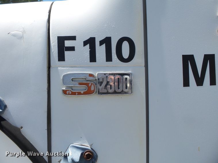 image for item DH3845 1988 International S2300  utility truck