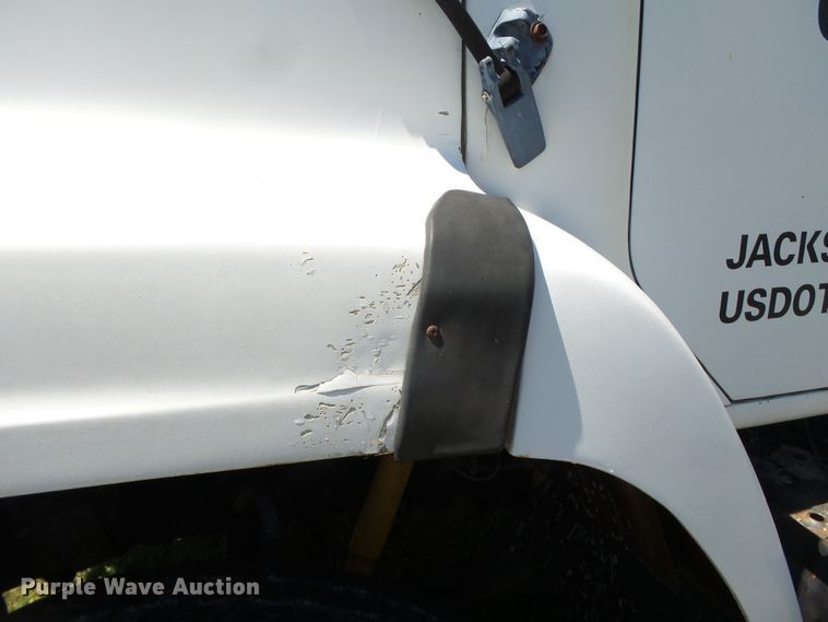 image for item DH3845 1988 International S2300  utility truck