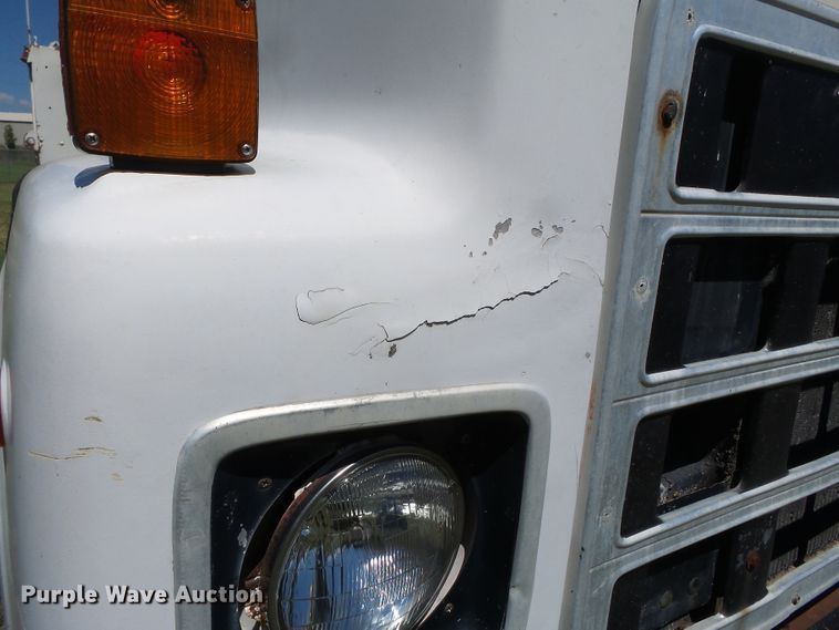 image for item DH3845 1988 International S2300  utility truck