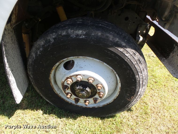 image for item DH3845 1988 International S2300  utility truck