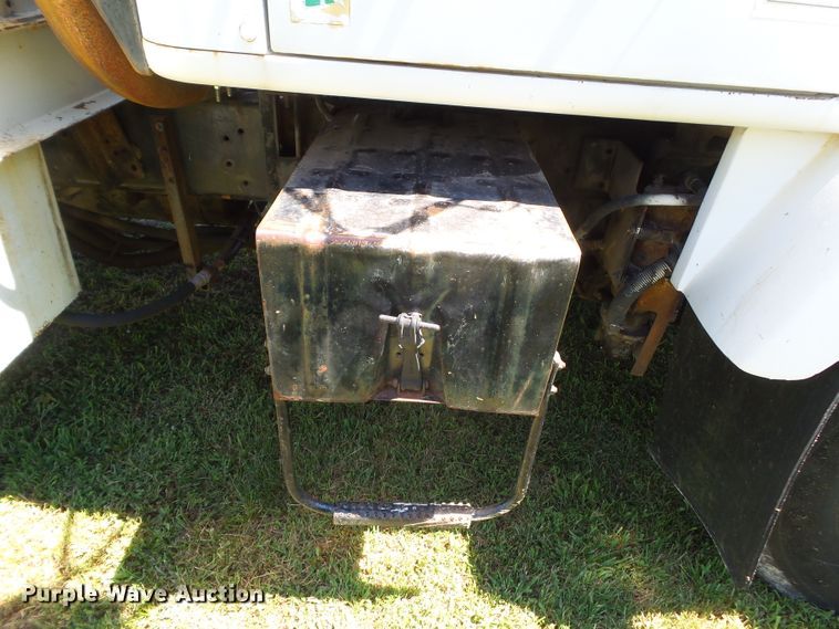 image for item DH3845 1988 International S2300  utility truck