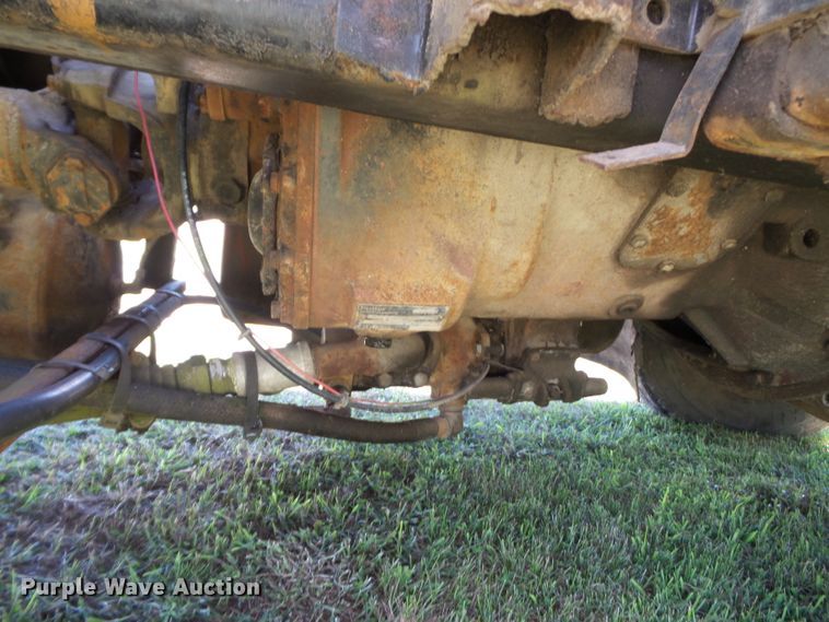 image for item DH3845 1988 International S2300  utility truck