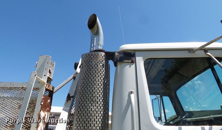 image for item DH3845 1988 International S2300  utility truck